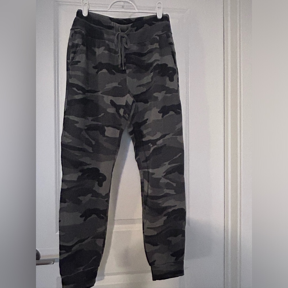 SPLENDID •  Green Camouflage Sweat Pants • Med • - Picture 2 of 12